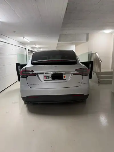 Tesla Model X 100D — SUV électrique 7 places, 524 ch, autonomie maximale — fianco
