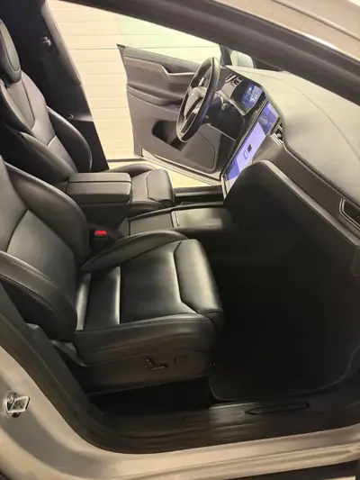 Tesla Model X 100D — SUV électrique 7 places, 524 ch, autonomie maximale — interni