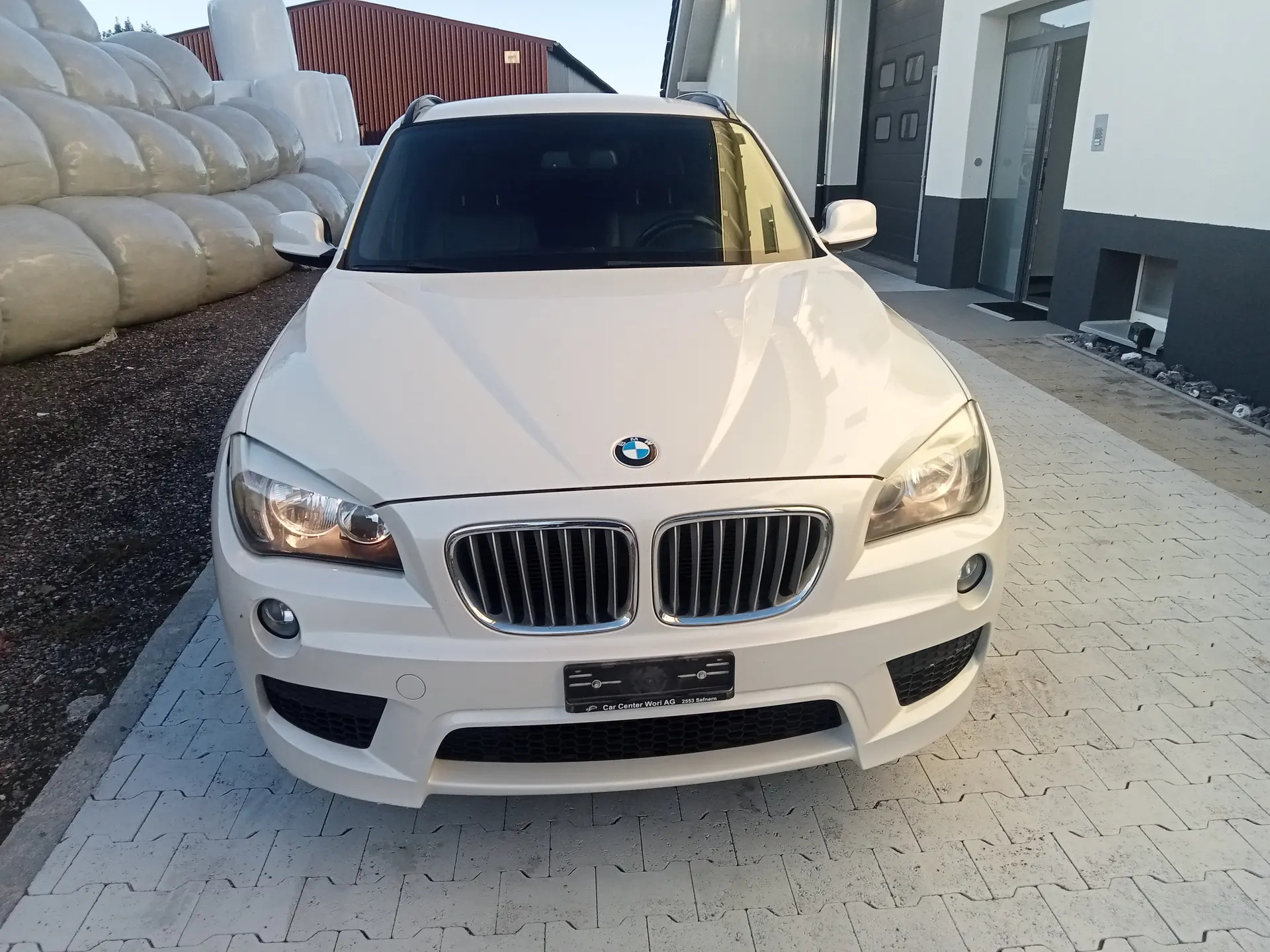 BMW X1 28i xDrive — SUV compact performant, freinage neuf, prêt à rouler — vue extérieure