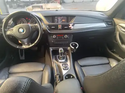 BMW X1 28i xDrive — SUV compact performant, freinage neuf, prêt à rouler — tableau de bord