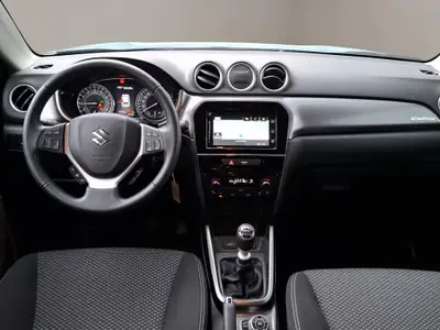 Suzuki Vitara 1.4T Compact+ Hybrid 4x4 — SUV polyvalent à motorisation hybride et transmission manuelle — Miniature 9
