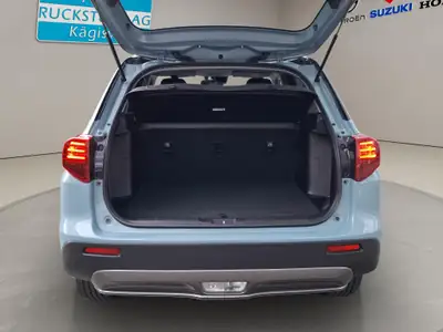 Suzuki Vitara 1.4T Compact+ Hybrid 4x4 — SUV polyvalent à motorisation hybride et transmission manuelle — Miniature 12