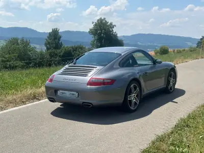 Porsche 911 Carrera 4 3.6 — Coupé sportif légendaire, 325 ch et transmission manuelle — arrière