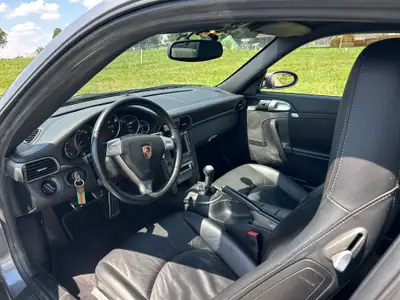 Porsche 911 Carrera 4 3.6 — Coupé sportif légendaire, 325 ch et transmission manuelle — détail
