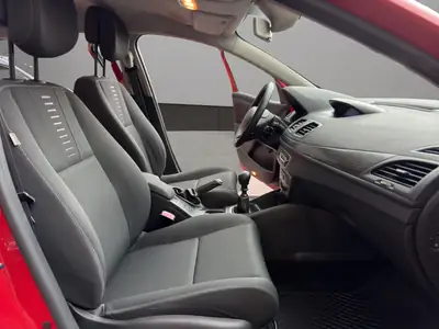 Renault Mégane 1.6 16V Expression — Citadine fiable, sans accident, faible kilométrage — Miniature 17