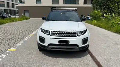 Land Rover Range Rover Evoque 2.0 TD4 SE — SUV compact premium, diesel efficient — exterior view