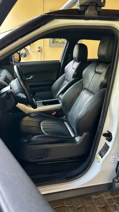 Land Rover Range Rover Evoque 2.0 TD4 SE — SUV compact premium, diesel efficient — dashboard