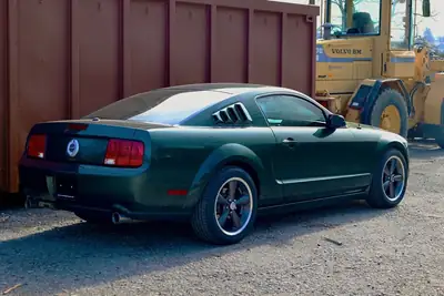 Ford Mustang Bullit 2009 — Coupé muscle car légendaire, 320 ch authentiques — exterior view