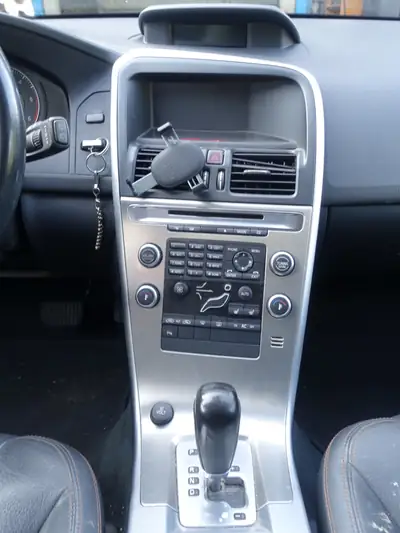 Volvo XC60 2.4D Momentum — SUV robuste, diesel économe, 175 ch — Miniature 11
