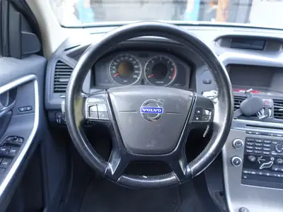 Volvo XC60 2.4D Momentum — SUV robuste, diesel économe, 175 ch — Miniature 10