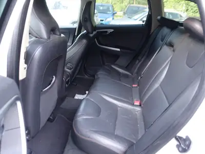 Volvo XC60 2.4D Momentum — SUV robuste, diesel économe, 175 ch — Miniature 13