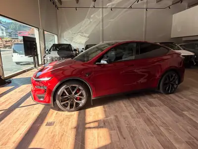 Tesla Model Y Performance — SUV électrique haute performance, quasi neuf — Miniature 21