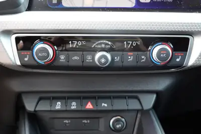Audi A1 Sportback 30 TFSI S Line — Citadine dynamique, peu kilométrée, équipée — Miniature 16