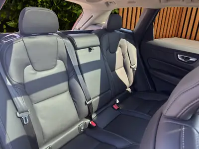 Volvo XC60 2.0 T6 TE Ultimate Bright eAWD — Hybride rechargeable premium, 2800 km seulement — Miniature 17