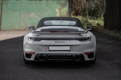 Porsche 911 Turbo S Cabriolet — 650 ch, toit ouvert, barely driven — Heckansicht