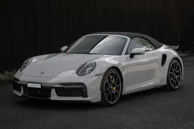 Porsche 911 Turbo S Cabriolet — 650 ch, toit ouvert, barely driven — Außenansicht