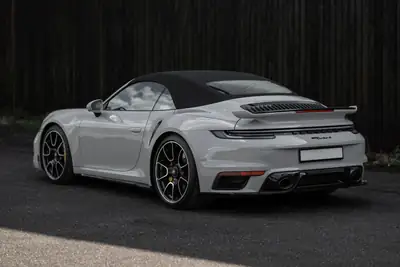 Porsche 911 Turbo S Cabriolet — 650 ch, toit ouvert, barely driven — Seitenansicht