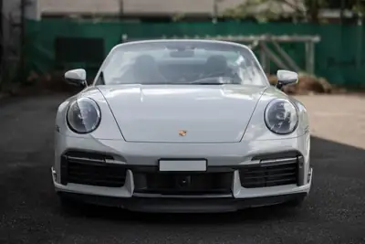 Porsche 911 Turbo S Cabriolet — 650 ch, toit ouvert, barely driven — Detail