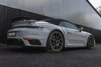 Porsche 911 Turbo S Cabriolet — 650 ch, toit ouvert, barely driven — Innenraum
