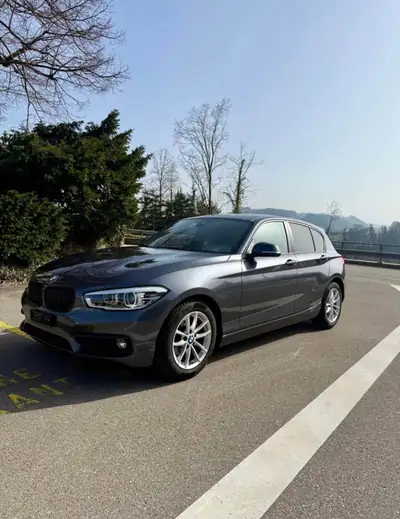 BMW 118i Steptronic — Berline compacte sportive, entretien BMW inclus — côté