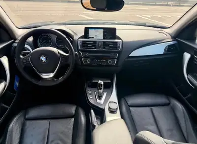 BMW 118i Steptronic — Berline compacte sportive, entretien BMW inclus — arrière
