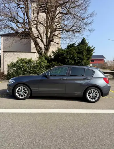 BMW 118i Steptronic — Berline compacte sportive, entretien BMW inclus — détail
