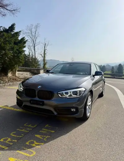 BMW 118i Steptronic — Berline compacte sportive, entretien BMW inclus — Miniature 9