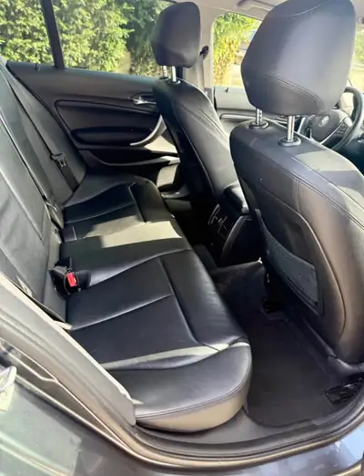 BMW 118i Steptronic — Berline compacte sportive, entretien BMW inclus — Miniature 8
