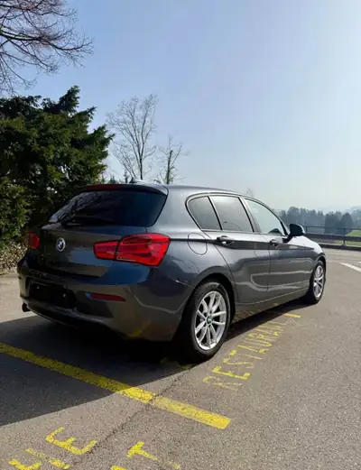 BMW 118i Steptronic — Berline compacte sportive, entretien BMW inclus — Miniature 7