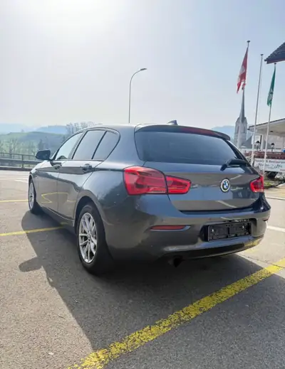 BMW 118i Steptronic — Berline compacte sportive, entretien BMW inclus — Miniature 10