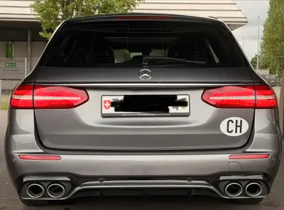 Mercedes-Benz E 53 AMG 4matic+ — Break haute performance, hybride essence et traction intégrale — côté