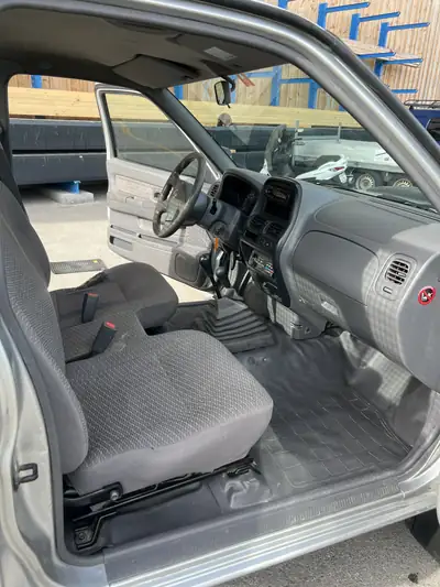 Nissan NP300 Pickup 2.5 Di 4x4 — Robustesse diesel et traction intégrale — interni