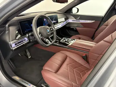 BMW 740d xDrive 48V M Sport — Berline de luxe hybride diesel, première main — tableau de bord