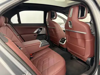 BMW 740d xDrive 48V M Sport — Berline de luxe hybride diesel, première main — Miniature 9