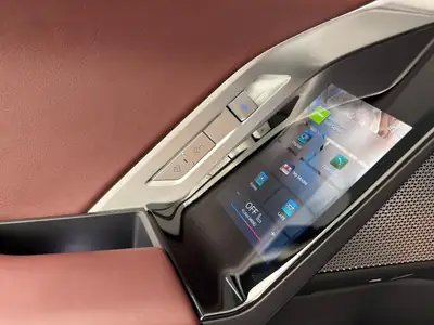 BMW 740d xDrive 48V M Sport — Berline de luxe hybride diesel, première main — Miniature 8