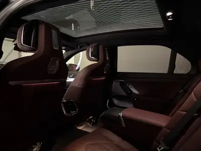BMW 740d xDrive 48V M Sport — Berline de luxe hybride diesel, première main — Miniature 11