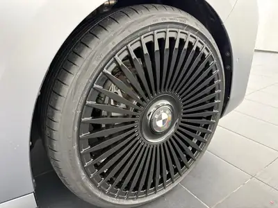 BMW 740d xDrive 48V M Sport — Berline de luxe hybride diesel, première main — Miniature 10