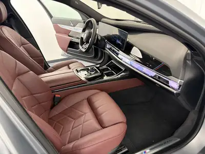 BMW 740d xDrive 48V M Sport — Berline de luxe hybride diesel, première main — Miniature 12