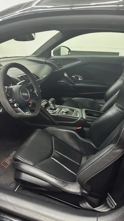 Audi R8 5.2 FSI V10 plus Quattro — Supercar allemande, 610 ch purs — tableau de bord