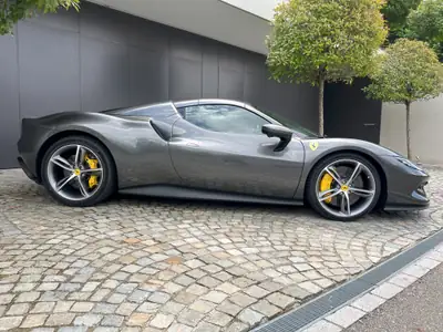 Ferrari 296 GTS 2023 — Cabriolet hybride rechargeable, 830 ch, 2500 km seulement — côté