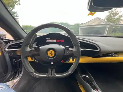 Ferrari 296 GTS 2023 — Cabriolet hybride rechargeable, 830 ch, 2500 km seulement — tableau de bord