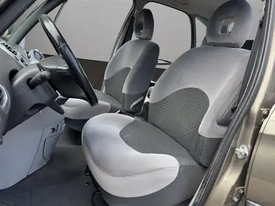 Citroën Xsara Picasso 1.6i — Monospace pratique et économique, entretien à jour — Miniature 9