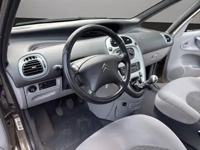 Citroën Xsara Picasso 1.6i — Monospace pratique et économique, entretien à jour — Miniature 10