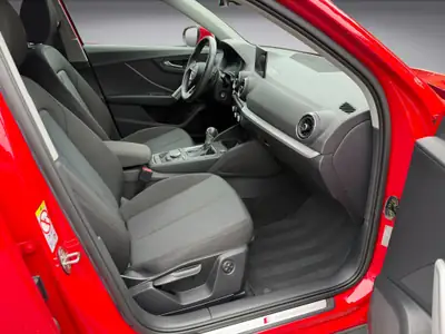 Audi Q2 35 TDI Attraction — SUV compact diesel performant, 30 300 km seulement — Miniature 13