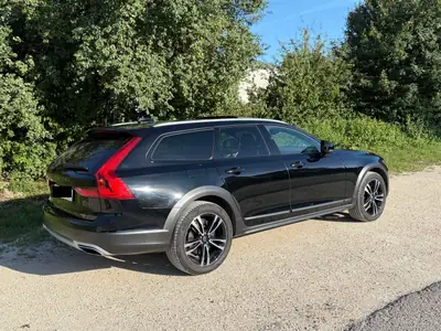Volvo V90 Cross Country D4 AWD — Break élégant, tous chemins et garantie étendue — Heckansicht