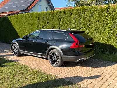 Volvo V90 Cross Country D4 AWD — Break élégant, tous chemins et garantie étendue — Seitenansicht