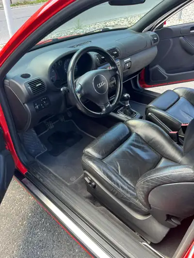 Audi S3 1.8 20V Turbo 210 ch — Sportive compacte quattro, authentique des années 2000 — cruscotto
