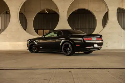 Dodge Challenger Hellcat Widebody — 727 ch de pure muscle américain, état impeccable — vista posteriore