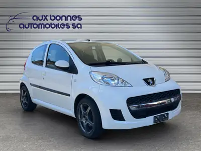 Peugeot 107 1.0 Trendy — Citadine fiable, faible consommation, disponible immédiatement — arrière