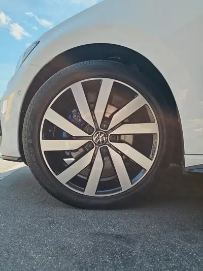 VW Touran R Line 2.0 TDI — Monospace familial robuste, 67 000 km seulement — côté